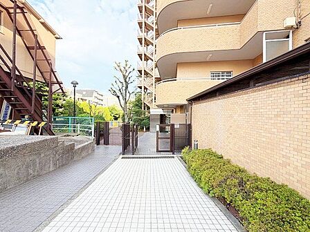 落ち着きのある温かな風情のエントランスは、訪れる方々を優しく包み込み、心地よい空間を演出しています。