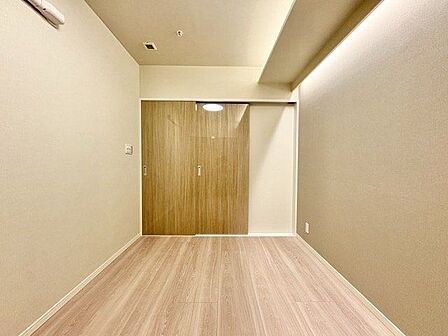 ナチュラルカラーのフローリングのお部屋は、温かみを感じさせリラックスをもたらす効果があります。