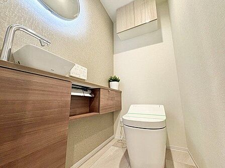 毎日使うものだから、「シンプルでムダのないデザイン」で空間と調和するタンクレストイレ。