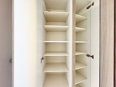 玄関横に収納を設けてあります。たくさんの靴を収納することが出来ます。