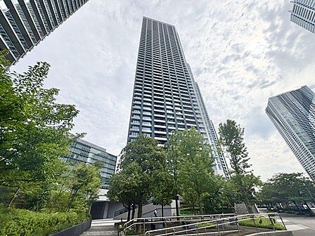 堂々たる趣ながら、主張し過ぎずどこか余裕を感じさせるシャープなフォルムで佇む邸宅。