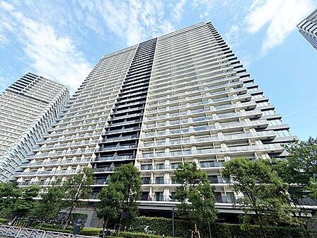 美しい外壁と澄み切った青空のコントラストが、この邸宅のアクセントになっています。