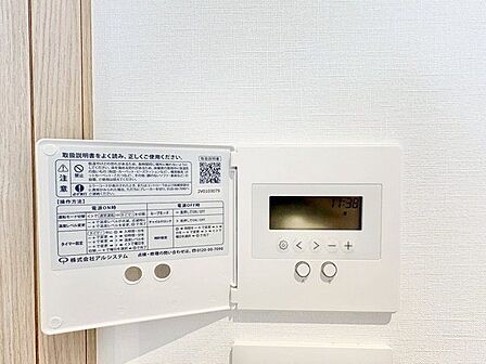 お部屋の空気をクリーンに保ったまま足元から暖めてくれる床暖房。