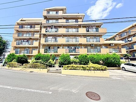 緑の植栽が映える落ち着いた色合いの外観。穏やかで快適な日々を叶えるための舞台が広がっています。