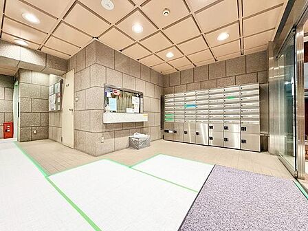 落ち着きのある温かな風情のエントランスは、訪れる方々を優しく包み込み、心地よい空間を演出しています。