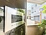 エントランス：存在感のあるマンション名プレートは、落ち着きのある温かな空間を演出します。家族が笑顔になれる住まいへ
