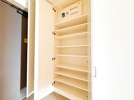 玄関横にシューズボックスがついているので、片付いた玄関がキープできます。