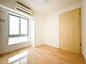 子供部屋：大きな窓からたっぷりと陽光が注がれる明るい空間。一日の疲れを癒してくれる洋室。時を忘れて過ごす空間。