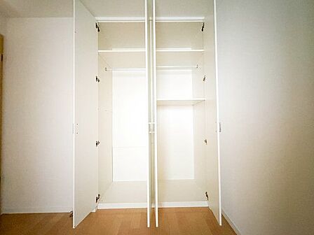 充分な収納スペースを確保。居室内に余計な家具を置く必要がないので、シンプルですっきりとした暮らし。
