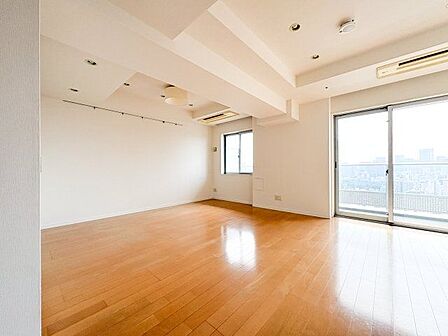 太陽の恵みを一気に受けた明るくあたたかいお住まい。吹きぬける風を感じながら爽やかで風通しの良い暮らし。