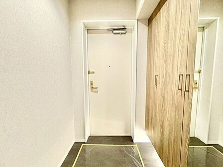 毎日出入りに使う玄関は外出する時は爽やかに、帰宅するときはホッとする落ち着いた空間へ。