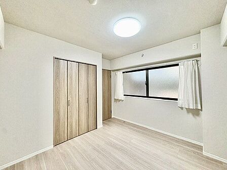 居心地のいい暮らしには欠かせない眩い採光。窓からこの空間に降り注ぐ採光が絶えません。