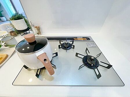 料理の幅が広がる、同時進行できる3口コンロのキッチン。