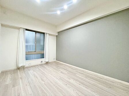アクセントクロスがシャープな印象のお部屋。明るさを抑えることでホッとくつろげる空間に。