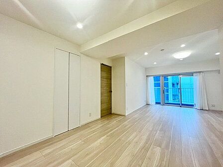 太陽の恵みを一気に受けたあたたかいお住まい。明るく風通しの良い開放感のある空間。