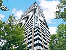 高貴な雰囲気を纏う外観。クオリティを追求した快適な空間が住まう方の心を満たします。