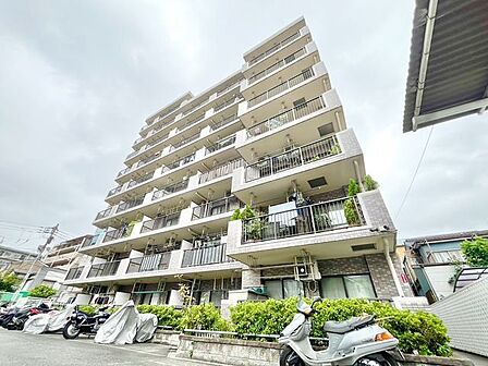 豊かな住環境に恵まれたレジデンス。明るさとぬくもりを感じる、落ち着いた佇まい。