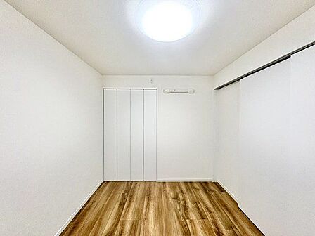 一日の疲れを癒してくれる洋室。時を忘れて過ごす空間。