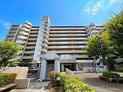 堂々たる趣ながら、どこか余裕を感じさせる美しい佇まい。（空の加工を生成AIで行っています）