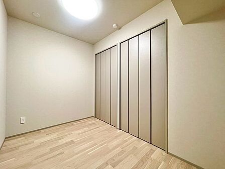 住まう方自身でカスタマイズして頂けるように「シンプル」にデザインされた室内。