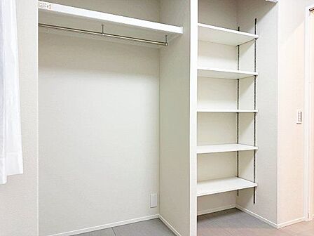 たっぷり収納可能なクローゼット。収納家具を置く必要がなく、空間を広く使えます。