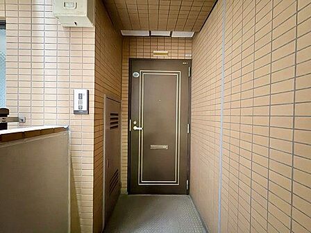 毎日出入りに使う玄関は外出する時は爽やかに、帰宅するときはホッとする落ち着いた空間へ。