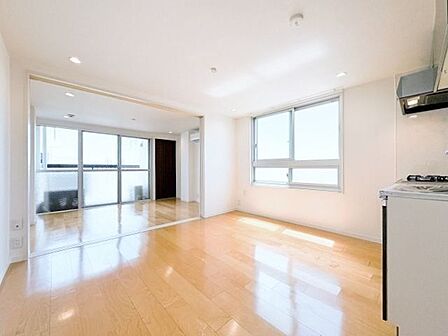 太陽の恵みを一気に受けた明るくあたたかいお住まい。吹きぬける風を感じながら爽やで風通しの良い暮らし。