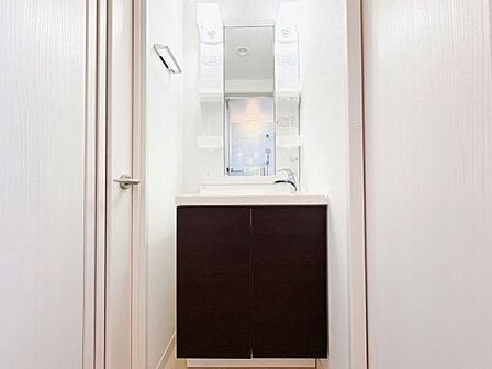 清潔感のある色合いのプライベート空間は、身だしなみチェックや肌のお手入れに最適です。