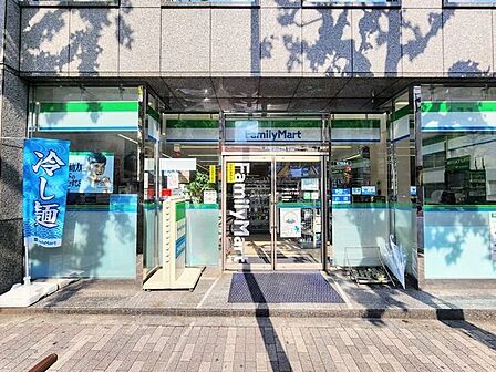 ファミリーマート西麻布三丁目店 160m