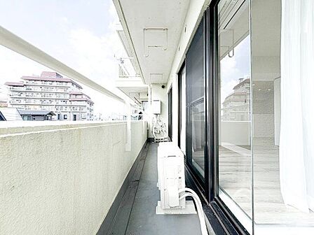 バルコニーからは開放感と爽やかな風を感じていただけると思います。