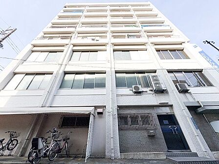 いくつもの季節が過ぎ去り、人々の想い出を見守り続けて来た本邸宅。人生を楽しむための住まいになりました。
