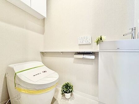 毎日使うものだから、「シンプルでムダのないデザイン」で空間と調和するタンクレストイレ。