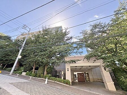 爽やかな青空の下に贅沢なほどに降り注ぐ陽光。豊かな居住性と、クオリティが見事に調和した住空間。
