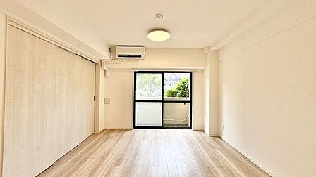 窓越しに射し込む自然光が風合い豊かな室内を照らし出し、落ち着きのある上品な空間を演出します。