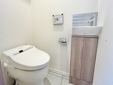 毎日使うものだから、「シンプルでムダのないデザイン」で空間と調和するタンクレストイレ。