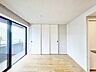 寝室：大きな窓からたっぷりと陽光が注がれる明るい空間。時を忘れて過ごす場所として過ごせるお部屋。