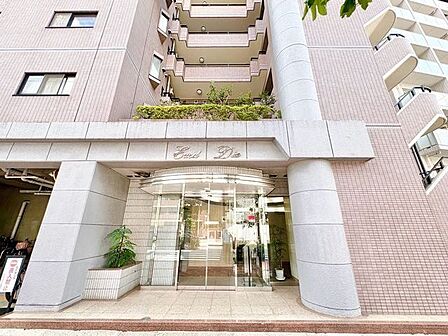 格調高いデザイン性を持つ玄関は、住む方のプライドを満たすクオリティ。訪れる方を優しく迎えます。