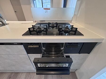 忙しいときでも一度にたくさんの料理が作れる3口コンロ。使い勝手の良さを考えました。