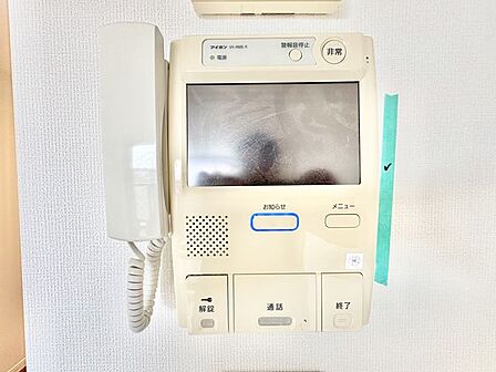 来訪者の確認ができるモニター付きインターホン完備。