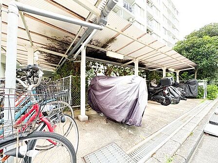 敷地内バイク置場。