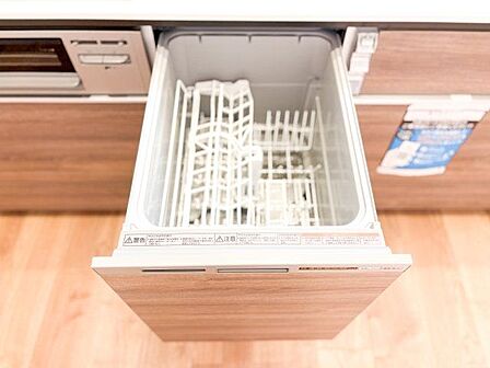 ビルトイン食洗機は作業台が広く使え、見た目もスッキリ。節水や節電も充実して家事の手助けをしてくれます