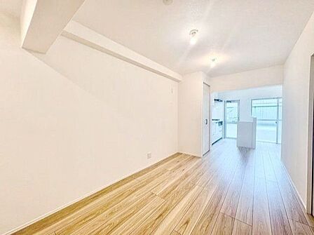 開口部が広く、たくさんの陽を取り入れます。窓を開ければ気持ちよい風が舞い込んできそうです。