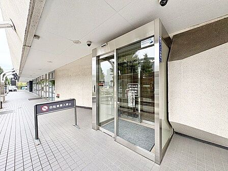 外と内をつなぐエントランスは、まさに顔となる場所。シンプルながらも上質な空間を作り出します。