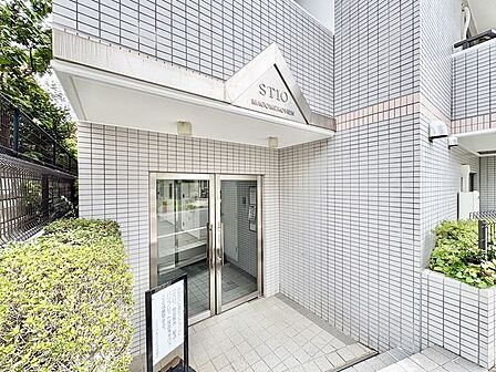 落ち着きのある温かな風情のエントランスは、訪れる方々を優しく包み込み、心地よい空間を演出しています。