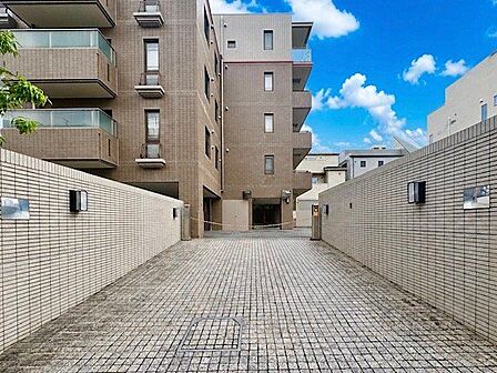 建物までのアプローチが住まう方や訪れる方を優雅に導く、品格が漂うエレガントな佇まい。(空の加工を生成AIで行っています)
