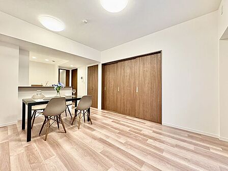 明るい日差しが差し込む空間。美しい街並みと穏やかな住環境でやすらぎの暮らしを叶えます。