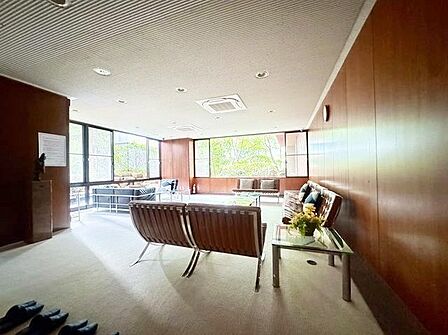 落ち着きのある温かな風情のエントランスは、訪れる方々を優しく包み込み、心地よい空間を演出しています。