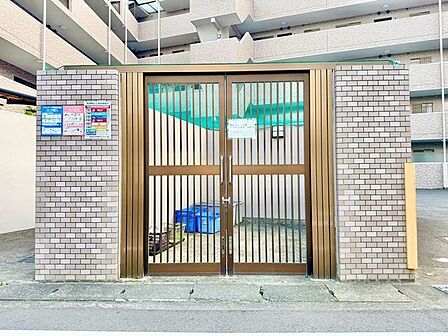敷地内ゴミ置き場。