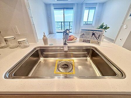 キレイなお水がいつでも安心して飲める浄水器付。