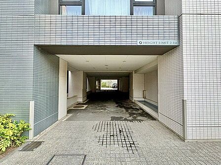 通勤にお車を使用される場合もご安心ください。敷地内に駐車場があります。